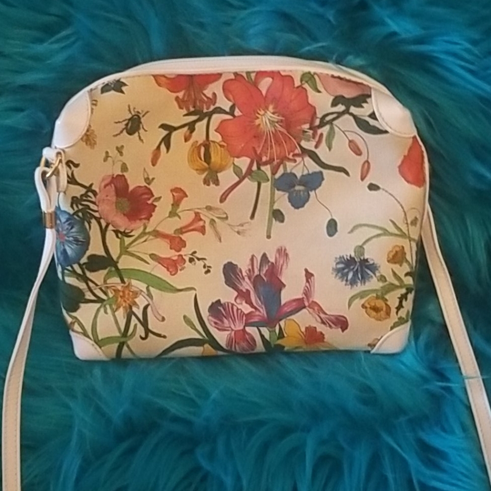 Gucci Shoulder Bag - Picture 6 of 11